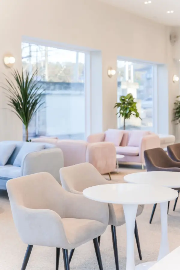 자연광 가득한 파스텔톤 모던 카페 인테리어